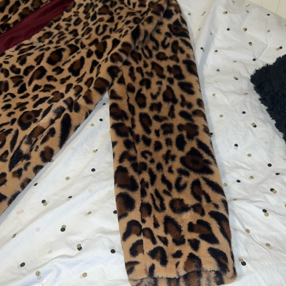 Sandova fuzzy cheetah print coat with satin inside - Picture 5 of 8